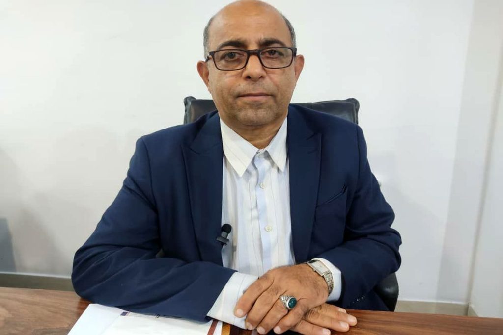 دبیر اتحادیه میوه و تره بار رشت خبر داد: اعطای پروانه کسب به میوه فروشان سیار/واگذاری زمین به میدان تره و بار بزرگ رشت سریع تر جانمایی شود به گزارش خبرگزاری موج گیلان، ایوب یاقوتی، دبیر اتحادیه و رئیس مجمع میوه و تره بار میدان ولیعصر(عج) شهر رشت، در گفت و گو با خبرگزاری موج با اشاره به مشکلات و چالش‌های فعالان اقتصادی میوه و تره بار در دو میدان ولیعصر(عج) و آزادی، اظهار داشت: نخستین گام برای حل مشکلات فعالان اقتصادی در میدان میوه و تره بار رشت ساماندهی و تجمیع دو میدان بار ولیعصر(عج) و آزادی است. وی نبود یک میدان بزرگ وعلمی برای فعالان این عرصه در گیلان را از عمده ترین مشکلات این صنف دانست و تصریح کرد: با توجه به فرسودگی و قدمت ۵۰ ساله میدان‌های تره بار ولیعصر (عج) و آزادی رشت، قرار شد برای اجرای طرح نوسازی از سوی استانداری گیلان زمینی به مساحت 69 هکتار در جاده تهران به این امر اختصاص یابد که هنوز این تصمیم در هاله ای از ابهام قرار دارد. رئیس مجمع میوه و تره بار میدان ولیعصر(عج) شهر رشت، با بیان اینکه حلقه اقتصادی میوه و تره بار در استان گیلان هر روز رو به گسترش است؛ ادامه داد: رشت می تواند به یکی از بازارهای اقتصادی اروپا با توجه به امکانات زیربنایی که در طرح توسعه استان اتفاق افتاده است؛ متصل شود. وی با اشاره به اینکه براحتی می توان خدمات جامعه میوه و تره بار را که پس از گذشت 40 سال دیده نشده بود را با احداث یک میدان تره بار بزرگ و علمی به جامعه معرفی کنیم، ابراز داشت: فعالان اقتصادی میوه و تره بار در همه ساعات شبانه روز در حال خدمات دهی به افراد جامعه هستند ولی تاکنون زحمات آنها به خوبی دیده نشده است. یاقوتی با ارائه آمار از تعداد فعالان این عرصه در کلانشهر رشت افرود: در رشت حدود 250 بارفروش و حدود 170 الی 200 کسبه مجوزدار در حال فعالیت هستند در حالی که جامعه فعالان اقتصادی میوه و تره بار در رشت از چند هزارنفر بیشتر است ولی بدون مجوز و غیرقانونی در حال کسب و کار و فعالیتند در حالی که آنها در حال پرداخت مالیات نیزهستند و وظیفه شان را نسبت به دولت به خوبی انجام می دهند و دولت نیز باید در قبال آنها خدمات مناسب ارائه دهد. به گفته ی وی این فعالان اقتصادی خورده فروش، حق دارند در ازای مالیاتی که پرداخت می کنند جایگاه مناسبی مانند راه اندازی بازارچه برای آنها فراهم شود، تا بدون دغدغه های فکری در این راستا دیگر چالش برخورد با ماموران شهرداری و سد معبر را نداشته باشند. دبیر اتحادیه میوه و تره بار رشت به فعالیت کسبه ثابت دراین صنف و بازرسی ها و پرداخت جرایم سنگین به دلیل نداشتن پروانه کسب اشاره و خاطر نشان کرد: متاسفانه در رشت در حال حاضر مغازه داران مجوز دار ما زیر 200 نفر است در حالی که باید حداقل بالای دو هزار نفر باشند. اعطای پروانه کسب به میوه فروشان سیار وی ضمن تشکر از مدیر کل صمت گیلان ادامه داد: مدیر کل صمت گیلان در خرداد 1402 اعلام کرد تا به حجره دارانی که حتی مالک یک دانگ از حجره هایشان هستند نیز پروانه کسب جداگانه، اعطا شود تا بتوانند از سایر مزایای مجوزشان مانند اخذ تسهیلات بانکی و غیره نیز بهره مند شوند که این اتفاق مهم به یاری خدا برای نخستین بار در استان گیلان انجام شد. یاقوتی با اشاره به تبصره یک، ماده سه نظام صنفی، مبنی بر اینکه کلیه کسبه سیار( با ماشین وانت و یا ثابت کنار خیابان یا حاشیه شهر) در سطح رشت، طبق قانون وظیفه می تواند برای دریافت کد اقتصادی و پروانه کسب 5 ساله اقدام کنند، یادآور شد: این قانون نیز برای نخستین بار در گیلان اورشت اجرایی می شود تا افراد بتوانند با این پروانه مالیات منصفانه پرداخت کرده و از مزایای تسهیلات بانکی و سایر امتیازات مجوزشان نیز بهره مند شوند. وی هدف از اجرای این طرح را ساماندهی کسبه سیار در حاشیه شهر و کاهش بار ترافیکی به ویژه ورودی شهر در مسیر جاده فومن به رشت عنوان کرد و گفت: این افراد می توانند با کسب مجوز خود و خانواده های خود را زیر پوشش بیمه تامین اجتماعی ببرند. دبیر اتحادیه میوه و تره بار رشت در پاسخ به این پرسش که چرا مردم خرید از دستفروشان را به دلیل قیمت های مناسب تر در الویت خود قرار می دهند، ادامه داد: هدف همه فعالان اقتصادی صنف میوه و تره بار فروش دسترنج کشاورزان است. فروش مستقیم محصولات استان های دیگر در رشت نظارت می شود وی به فعالیت فروشندگان سیاری که برای فروش مستقیم محصولات خود با ماشین از استان های همجوار و یا سایر استان ها به رشت می آیند اشاره کرد و گفت: گاها دیده می شود به طور مثال در فلکه فرزانه رشت، فعالان سیاری از کردستان برای فروش انگور و یا فعالان اردبیلی برای فروش سیب زمینی، به طور مستقیم حضور دارند که بدون اینکه به میدان بار مراجعه کنند به صورت مستقیم محصولات خود را به شهروندان می فروشند که برخلاف قوانین نظام صنفی بوده و در ایجاد بی نظمی نرخ ها در بازار تاثیرگذار است. یاقوتی با بیان اینکه خرید و فروش محصولات کشاورزی از استان های دیگر باید از فیلتر بهداشت عبور کند، افزود: با نظارت بر این افراد محصولاتشان از نظر بهداشتی رسیدگی می شود. وی با تاکید براینکه محصولات کشاورزی باید از نظر بهداشتی بررسی شده و از میادین میوه و تره بار عبور کرده تا به دست مصرف کننده برسد؛ خاطرنشان کرد: محصولات کشاورزی باید در چهارچوب نظام صنفی از فیلتر بهداشت و میادین میوه و تره بار عبور کرده و سپس به دست مصرف کننده برسد. میدان های میوه و تره بار در رشت در شان مردم نیست دبیر اتحادیه میوه و تره بار رشت و نماینده دو میدان بار در این شهر، با اشاره به قدمت هر یک از میدان های میوه و تره بار این شهر تصریح کرد: میدان بار آزادی از سال 1371 و میدان بار ولیعصر(عج)از سال 1359 به مردم رشت خدمات دهی دارند که با احتساب جمعیت شهر رشت در ان سال ها، توان خدمت به 200 الی250 هزار نفر جمعیت و 500 تا 600 هزار نفر گردشگر در تابستان و تعطیلات رسمی را دارند در حالی که جمعیت امروز شهر بین یک میلیون و 200 تا یک میلیون و 500 هزار نفر در روزهای عادی و 4 تا 5 میلیون نفر در تعطیلات است. وی با بیان اینکه دراین راستا به عنوان دبیر اتحادیه با استانداران پیشین و کنونی و برخی مسئولان مرتبط دیگر نشست هایی برای رسیدگی به این مشکل، برگزار شده است، اظهار کرد: یک زمین 69 هکتاری جنب آرامستان در جاده تهران کوچه شهید حق وردیان جانمایی شد که 20 هکتار آن برای احداث سردخانه در نظر گرفته شده بود و مساحت باقی مانده برای احداث میدان بار، که گویا در حال حاضر به طرح احداث مسکن ملی تخصیص یافته است که به نمایندگی از فعالان دو میدان، درخواست تسریع در جانمایی مجدد یک زمین با متراژ بالا برای احداث و تجمیع و انتقال دو میدان بار رشت را دارم. یاقوتی با اشاره به فرسودگی این ۲ میدان، نبود فضای مناسب برای حمل و نقل و تردد ماشین‌های سنگین و در نتیجه، افزایش قیمت تمام شده محصول برای عرضه به مشتریان، نبود شرایط برای توسعه این میادین مانند ساخت سردخانه برای نگهداری بار اضافی را از مشکلات عمده این ۲ میدان میوه و تره بار در شهر رشت عنوان کرد. دبیر اتحادیه میوه و تره بار رشت مشکل انباشت پسماند را از دیگر مشکلات موجود عنوان کرد و افزود: در فصل گرم روزانه حدود ۶ تن زباله و در روزهای عادی و گرم 3 الی 4 تن زباله و در روزهای معمولی بالغ بر یک تن زباله در ۲ میدان میوه و تره بار رشت تولید می‌شود که انتظار داریم به این مشکل بزودی به همت مسئولان استان رسیدگی شود. وی با بیان اینکه در میدادین بار استانداردی که در سایر شهرها مانند اصفهان و ... ساخته شده صنایع تبدیلی نیز رونق گرفته است ادامه داد: ما در استان گیلان یک کارخانه تولید رب و کمپوت نداریم که حداقل از مازاد میوه و تره بار در آنجا استفاده شود و یا حتی جایگاهی برای سرخ کردن پیاز و امثالهم وجود ندارد، که توجه به این مسایل می تواند به ایجاد اشتغال برای عده ای موثر باشد. میوه فروشی کسب و کاری حلال اما پر زحمت یاقوتی با اشاره به اینکه میوه فروشی شغلی شریف و حلال محسوب می شود، گفت: بسیاری از مردم به دلیل نداشتن اشتغال مناسب، به میوه فروشی و دست فروشی روی آورده اند تا با ایجاد شغلی حلال از شرمندگی زن و بچه شان بیرون بیایند که افرادی بسیار با غیرت هستند که شبانه روز در حال فعالیتند. وی با اشاره به اینکه رانندگان ماشین های سنگین نیز از این قاعده مستثنی نیستند ادامه داد: دستور استاندار در این راستا بر زمین ماندهاست در صورتی که زمین جانمایی شده و میدان بزرگ و علمی و در خور شان مردم رشت احداث شود برای رانندگان نیز می توان محل اقامت و استراحت در نظر گرفت زیرا بسیاری از انها از راه های دور و نزدیک بار می اورند و بر اثر خستگی و انتظارتا تخلیه ماشین هایشان در همان ماشین خود می خوابند که البته خدای نکرده خواب الودگی ازمهمترین عامل تصادفات جاده ای محسوب می شود. این مسئول با اشاره به بازدید رئیس اتحادیه میوه و تره بار تهران بزرگ برای سومین بار از میادین میوه و تره بار رشت ضمن تشکر از وی تصریح کرد: اخیرا حاج مصطفی دارایی نژاد، به عنوان یکی از بزرگترین پیشکسوتان میوه و تره بار در بازید از میادین رشت از استاندار گیلان خواستار رسیدگی به موضوع انتقال میادین میوهو تره بار در رشت شده بود. وی با بیان اینکه فعالان اقتصادی در دو میدان رشت با یکدیگر روابط تجاری و تعامل خوبی در این زمینه دارند افزود: همه انها به راه اندازی کی میدان بزرگ و جدید با انکانات بهتر اعتقاد دارند و همنظر هستند. یاقوتی با بیان اینکه فعالیت جامعه فعالان اقتصادی میوه و تره بار را باید به آحاد جامعه شناساند ادامه داد: بعد از 42 سال در میدان ولیعصر(عج) رشت، کارهایی مانند اخذ مجوز آب شرب، نصب باسکول، احداث پارکینگ، نصب دستگاه عابر بانک، نصب تابلوی بزرگ، ایجاد محلی برای دفع زباله و ...انجام شد و بسیاری از بارفروشان و نگهبانان نیز بیمه شدند. دبیر اتحادیه میوه و تره بار رشت، شناساندن فعالیت فعالان اقتصادی میوه و تره بار به مسئولان را در ایجاد امکانات بهتر برای انها موثر دانست.