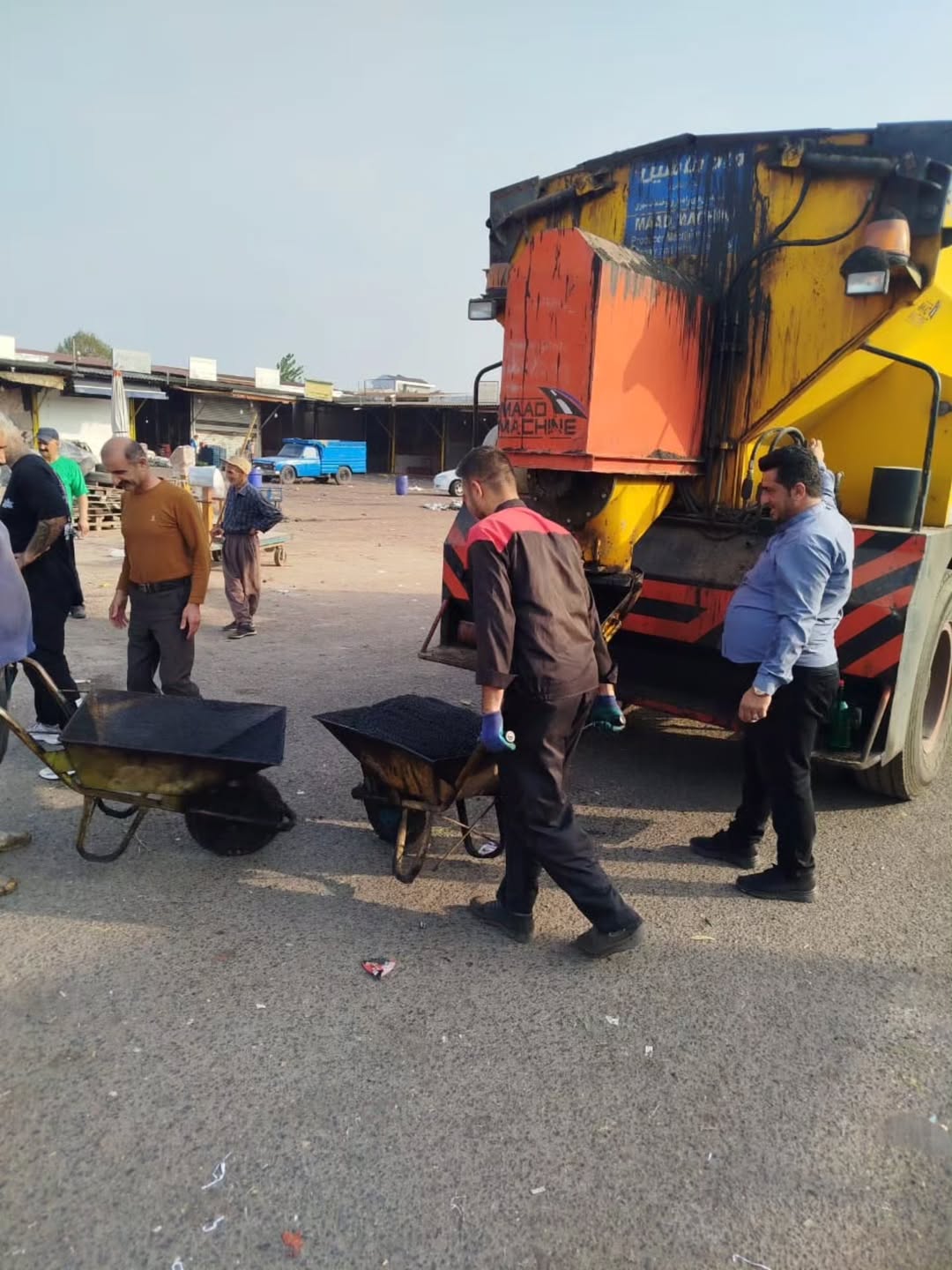 اجرای عملیات آسفالت‌ریزی ورودی پارکینگ رایگان میدان میوه و تره‌بار ولیعصر